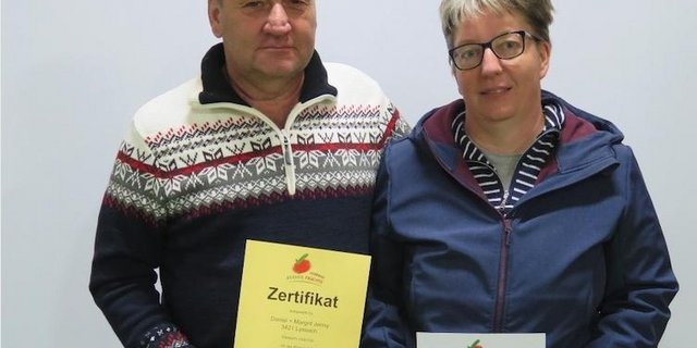 Daniel und Margrit Jenny aus Lyssach gewannen in der Kategorie "Süssmost naturtrüb" und wurden ausserdem Jahressieger 2019. (Bilder zVg)