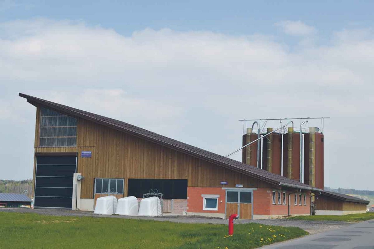 Der neue Farmwood-Laufstall im Pultdach-Styl ist sehr einfach und zweckmässig gebaut. (Bild Peter Fankhauser)