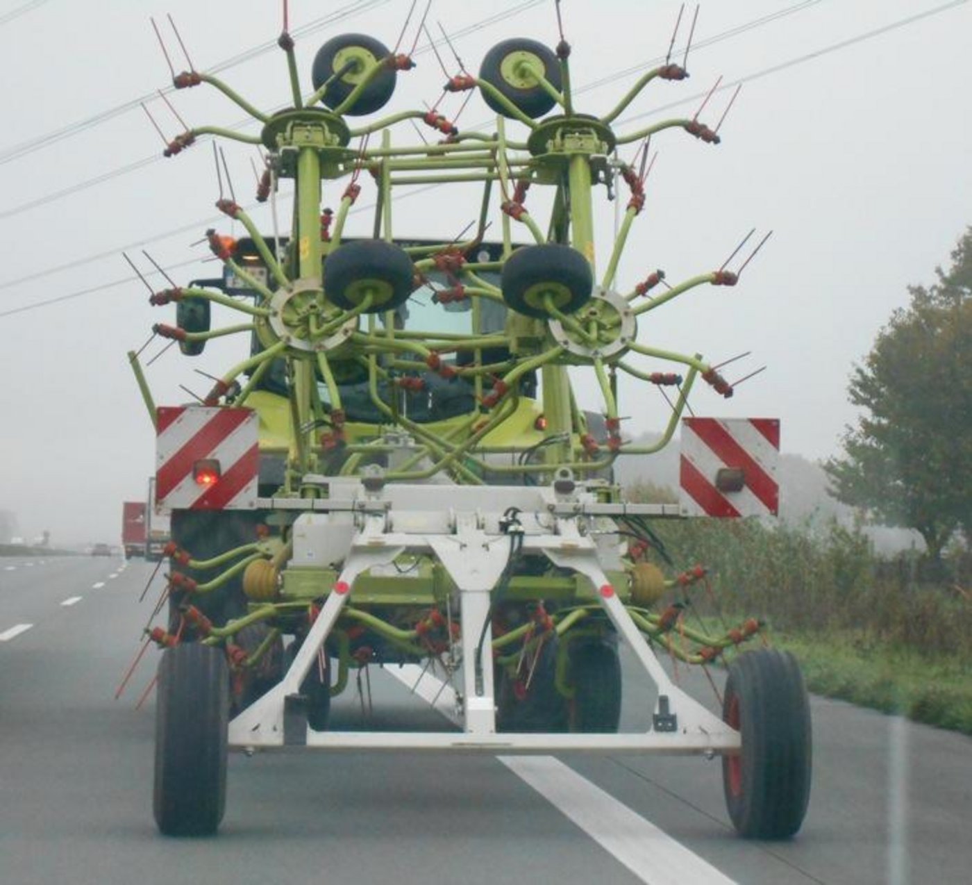 Bekiffter 18-Jähriger fährt mit dem Traktor und Heuwender über die Autobahn. ( Foto: Polizei Rotenburg)