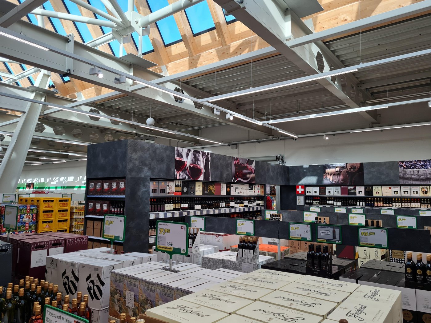 Die Holzverkleidung mit Dachfenstern bringt mehr Licht in den Laden.