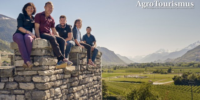 Familie Caloz-Évequoz auf dem ehemaligen Wasserturm, der als kleine Pension für die Übernachtung der Gäste dient: Monique und Bertrand Caloz, Sohn Benoît, Tochter Virginie und Sohn Damien. (Bild Charly Cavin)