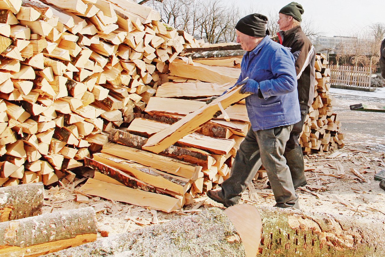 Brennholzspälten rüsten kann sich im Aargau wieder lohnen. Der Kanton will neu ab 2021 auch Stückholzheizungen fördern. (Symbolbild BVA)