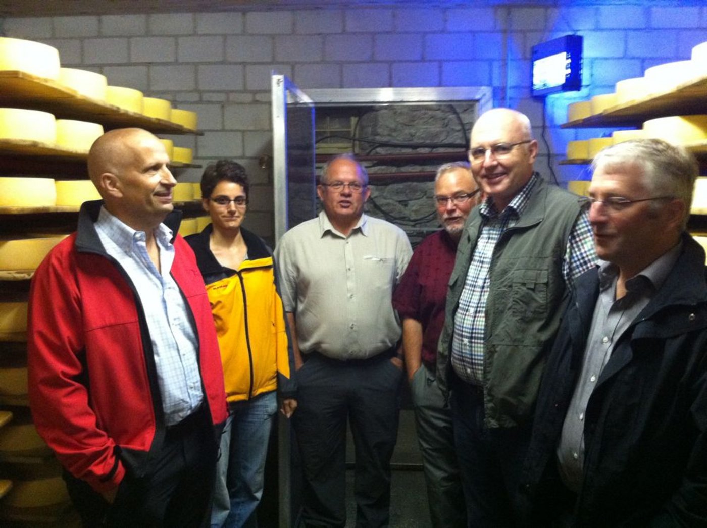 V.l.n.r.) Paolo Degiorgi und Claudia Holenstein vom BLW, die Alpkäse-Produzenten Hans Sturzenegger und Richard Schwendener, Josef Artho, Käsereiberater, sowie Nationalrat Walter Müller. (Bild: zVg)