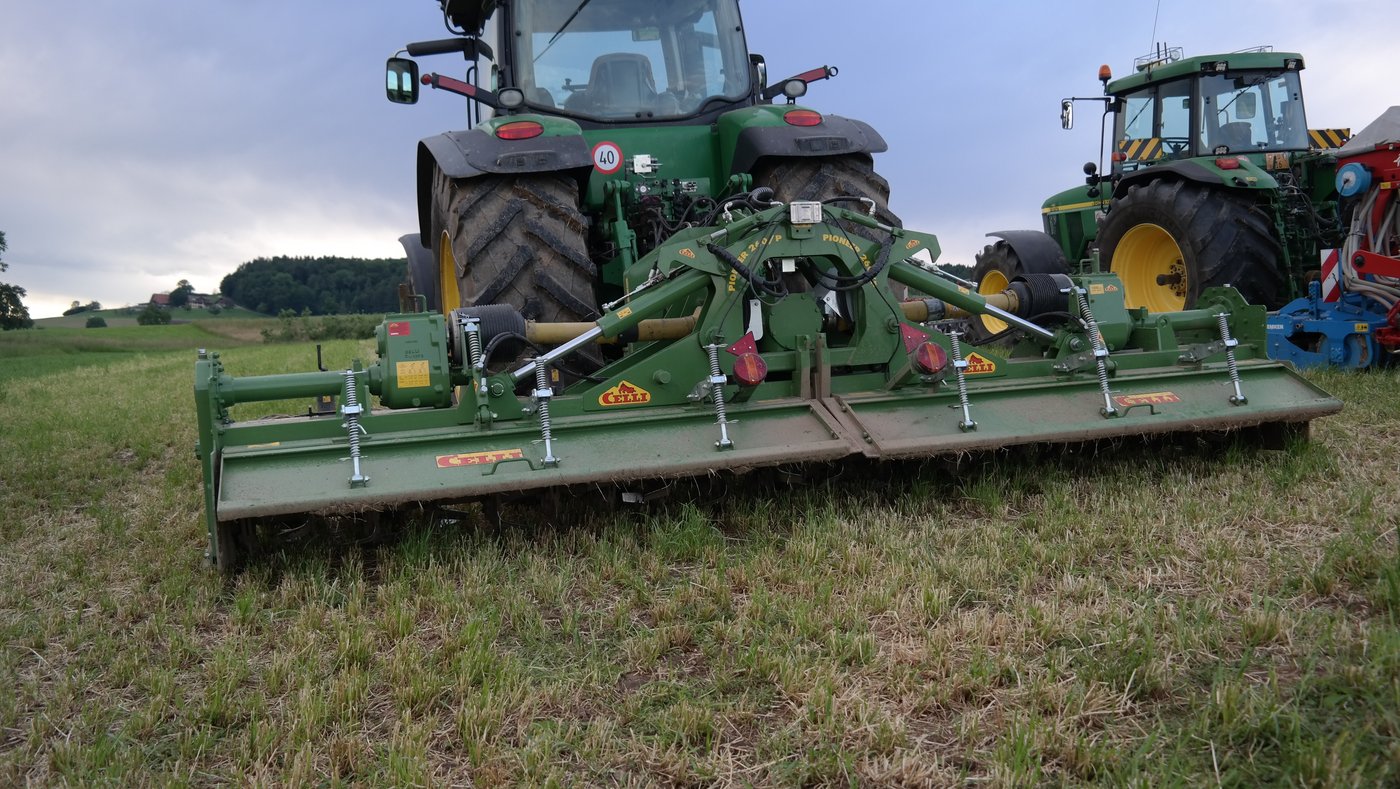 Die Celli-Fräse am Traktor.