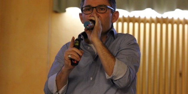 Christian Manser besuchte die IG Anbindestall. Eine Kuh brauche nicht viel, um glücklich zu sein, aber das Richtige, sagt er. (Bild Simone Barth)