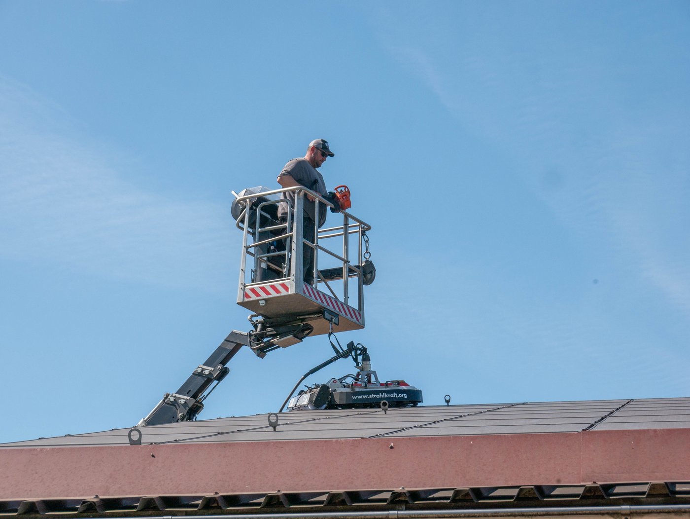 Mit einer Hebebühne und dem «Gekko»-Roboter gelingt die Reinigung auch auf grossen Solarpannel-Flächen.