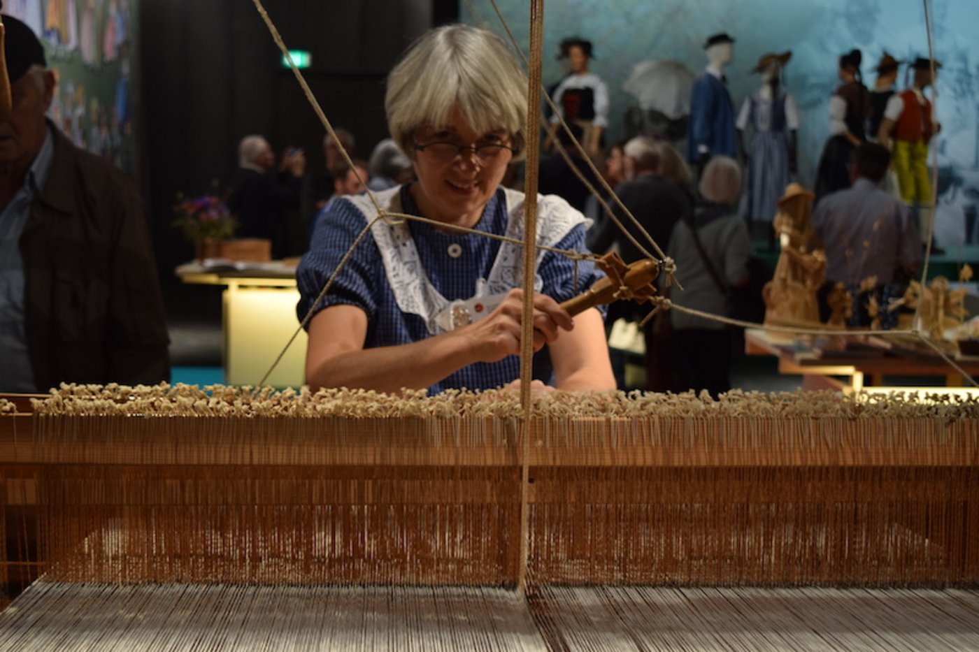 Katharina Osterwalder demonstriert das Handweben. (Bild sgi)