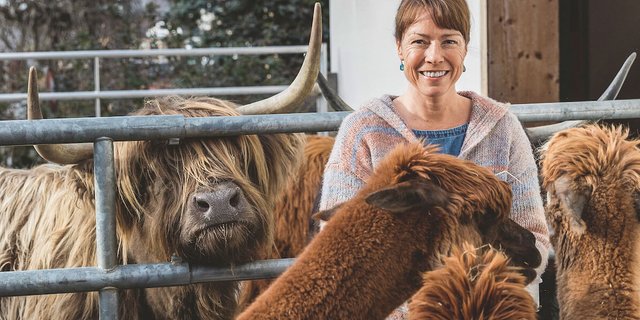 Pia Fassbind und ihr Mann Walter betreiben mitten im Stadtgebiet von Luzern einen Landwirtschaftsbetrieb. (Foto: Johanna Bossart)
