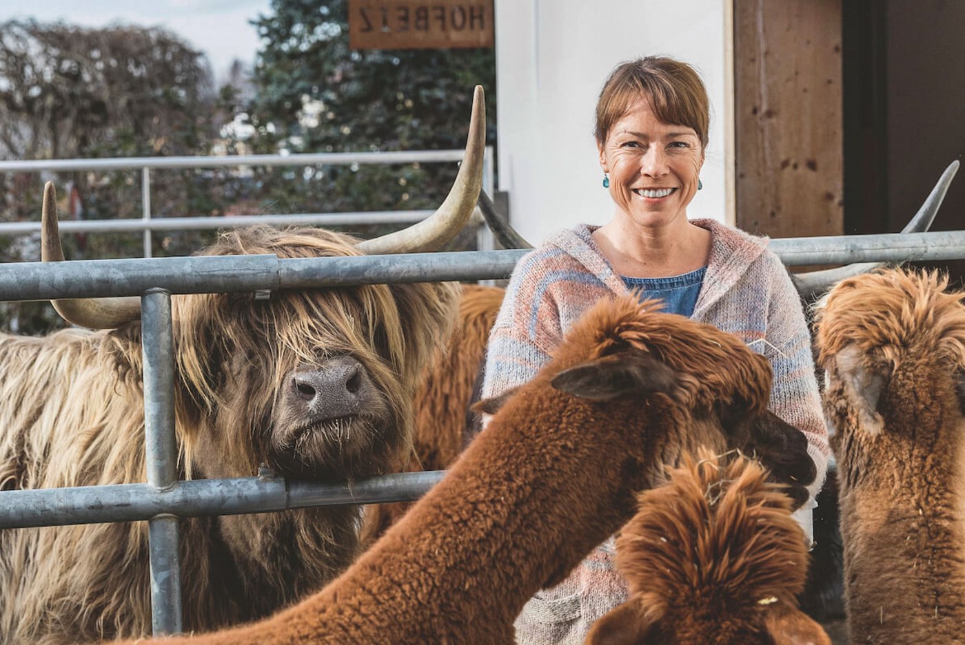 Pia Fassbind und ihr Mann Walter betreiben mitten im Stadtgebiet von Luzern einen Landwirtschaftsbetrieb. (Foto: Johanna Bossart)
