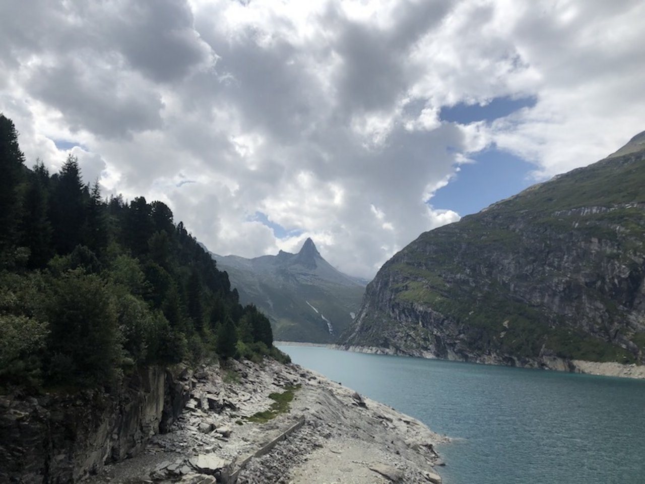 Ein Alphorn der anderen Art: Das Zerfreilahorn, am hinteren Ende des gleichnamigen Stausees, ist das Wahrzeichen von Vals.