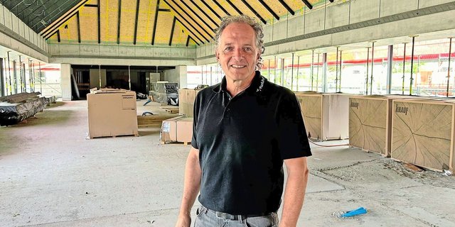 Der neue Speisesaal am Plantahof ist noch in Bau. Peter Küchler führt durch die Halle und freut sich auf die Fertigstellung. Die erfolgt nach seiner Pensionierung im März 2025. 