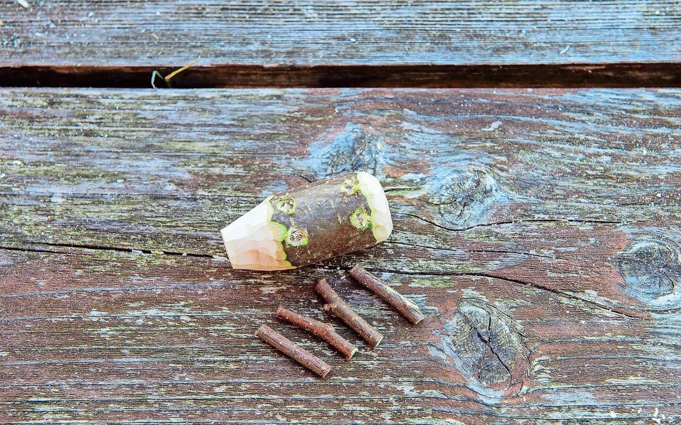 Beine zusägen und entsprechende Löcher in den Bauch bohren.