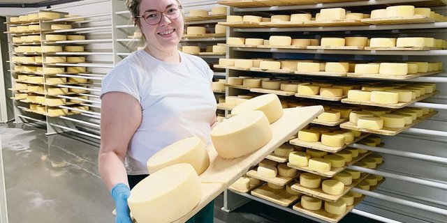 Käsermeisterin Emma Sinkkonen präsentiert ihre Spezialität, die Mutschli.