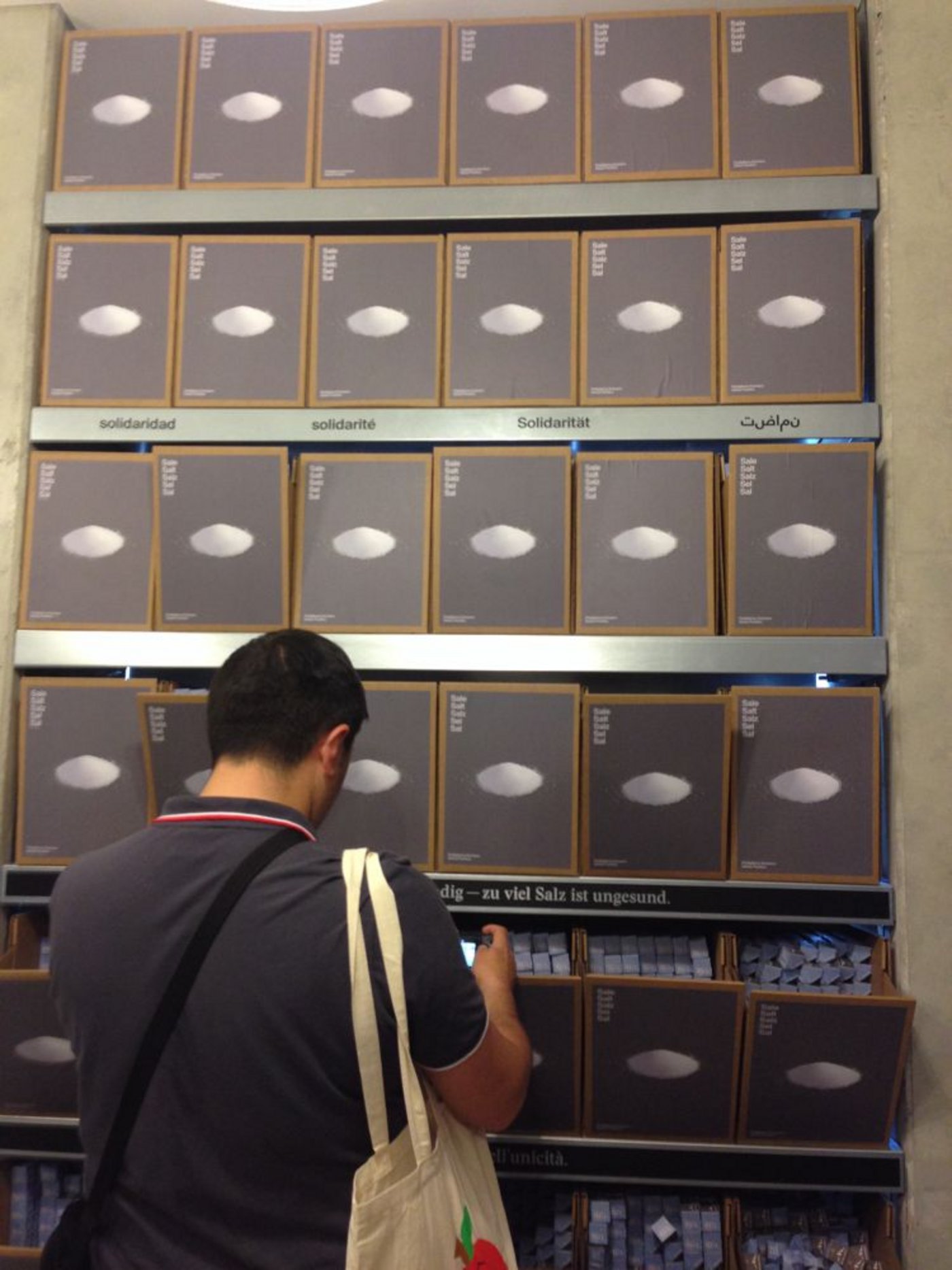 Dieser Besucher scheint sich zu überlegen, wieviele Salzwürfel er mitnehmen will. 