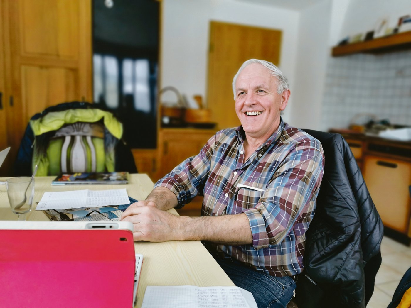 Wenn man Hans Baumgartner zuhört, vergeht die Zeit wie im Fluge. Seine Geschichten sind legendär und gehören schon fast unter Heimatschutz.(Bild Simone Barth)