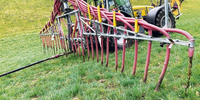 Güllen mit dem Schleppschlauch ist auch in Hanglagen möglich. 