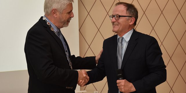 Markus Rediger (rechts) übergibt sein Amt an den bisherigen IFAJ-Vizepräsidenten Owen Roberts aus Kanada. (Bild Chuck Zimmermann/Zimm Comm New Media)
