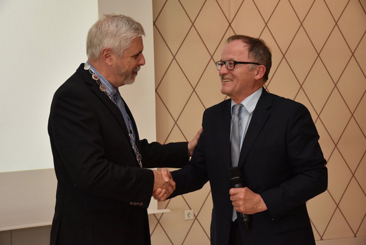 Markus Rediger (rechts) übergibt sein Amt an den bisherigen IFAJ-Vizepräsidenten Owen Roberts aus Kanada. (Bild Chuck Zimmermann/Zimm Comm New Media)