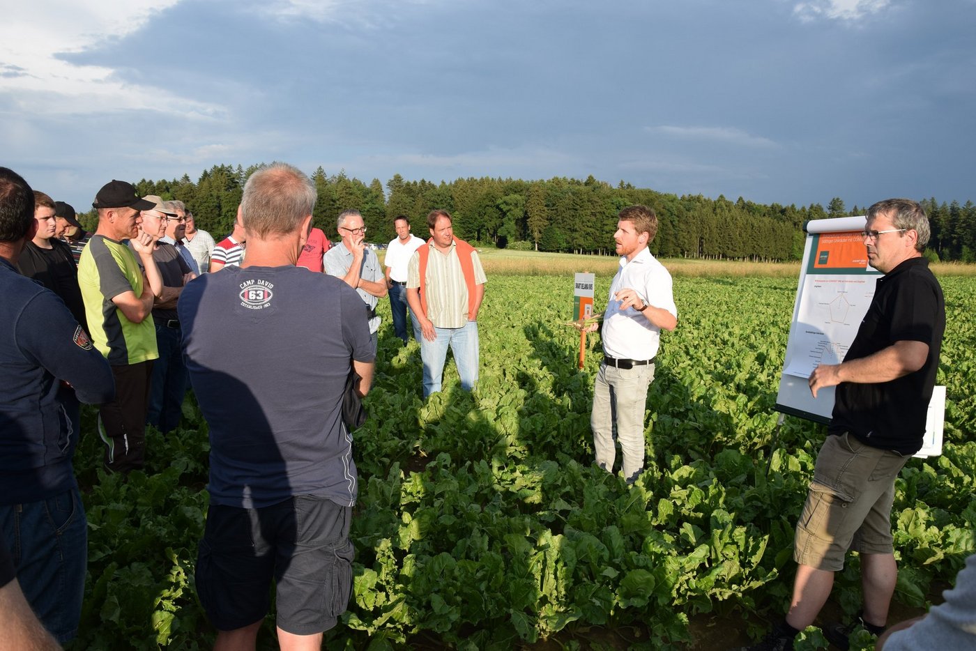 Lucas Vogt von der KWS (Mitte) und Richard Rimle von Bayer (rechts) stellten das neue System Conviso Smart vor. (Bild Peter Fankhauser)
