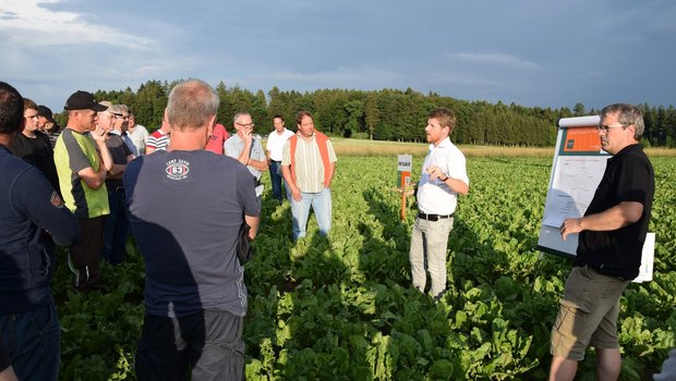 Lucas Vogt von der KWS (Mitte) und Richard Rimle von Bayer (rechts) stellten das neue System Conviso Smart vor. (Bild Peter Fankhauser)