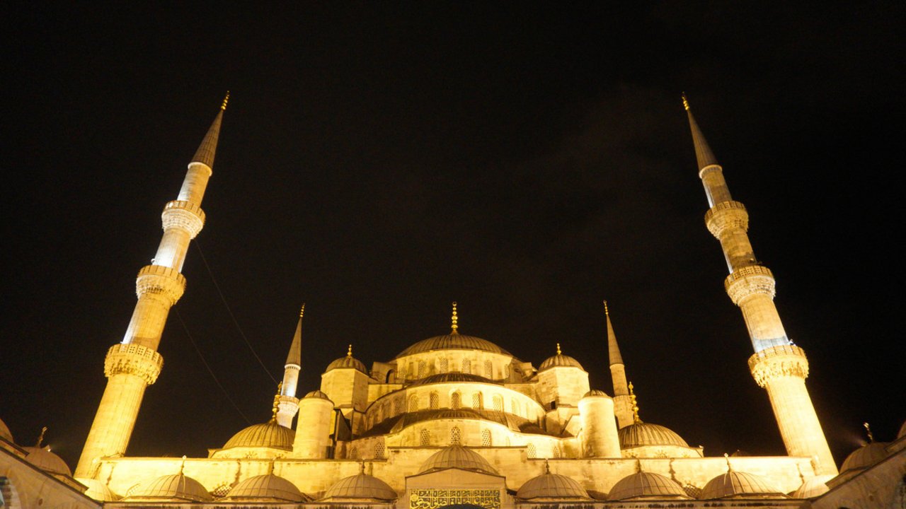 Am Tag der Earth Hour versinken berühmte Wahrzeichen für eine Stunde in der Dunkelheit. So wird die Hagia Sophia in Instanbul (TR) kurzzeitig statt einer Attraktion...