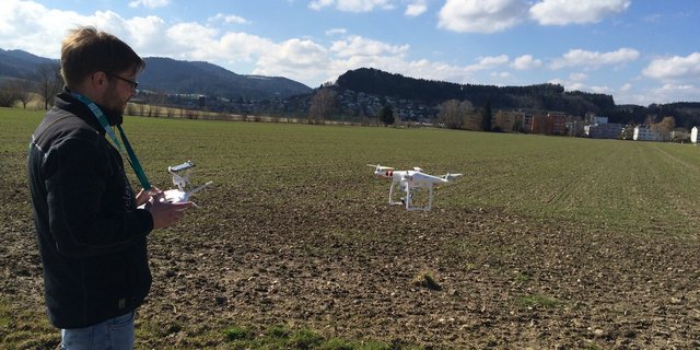 Vor den Düngergaben werden die Felder mit der Drohne überflogen, um Informationen zum Stickstoffgehalt zu erhalten. (Bilder zVg)