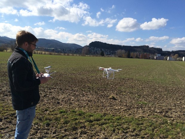 Vor den Düngergaben werden die Felder mit der Drohne überflogen, um Informationen zum Stickstoffgehalt zu erhalten. (Bilder zVg)