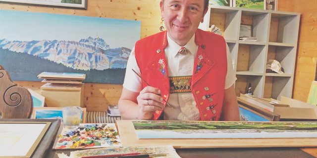 Der Künstler Marc Trachsler bei der Arbeit in seinem Atelier in Gonten, wo einige seiner Werke ausgestellt sind. (Bilder Alexandra Stückelberger)
