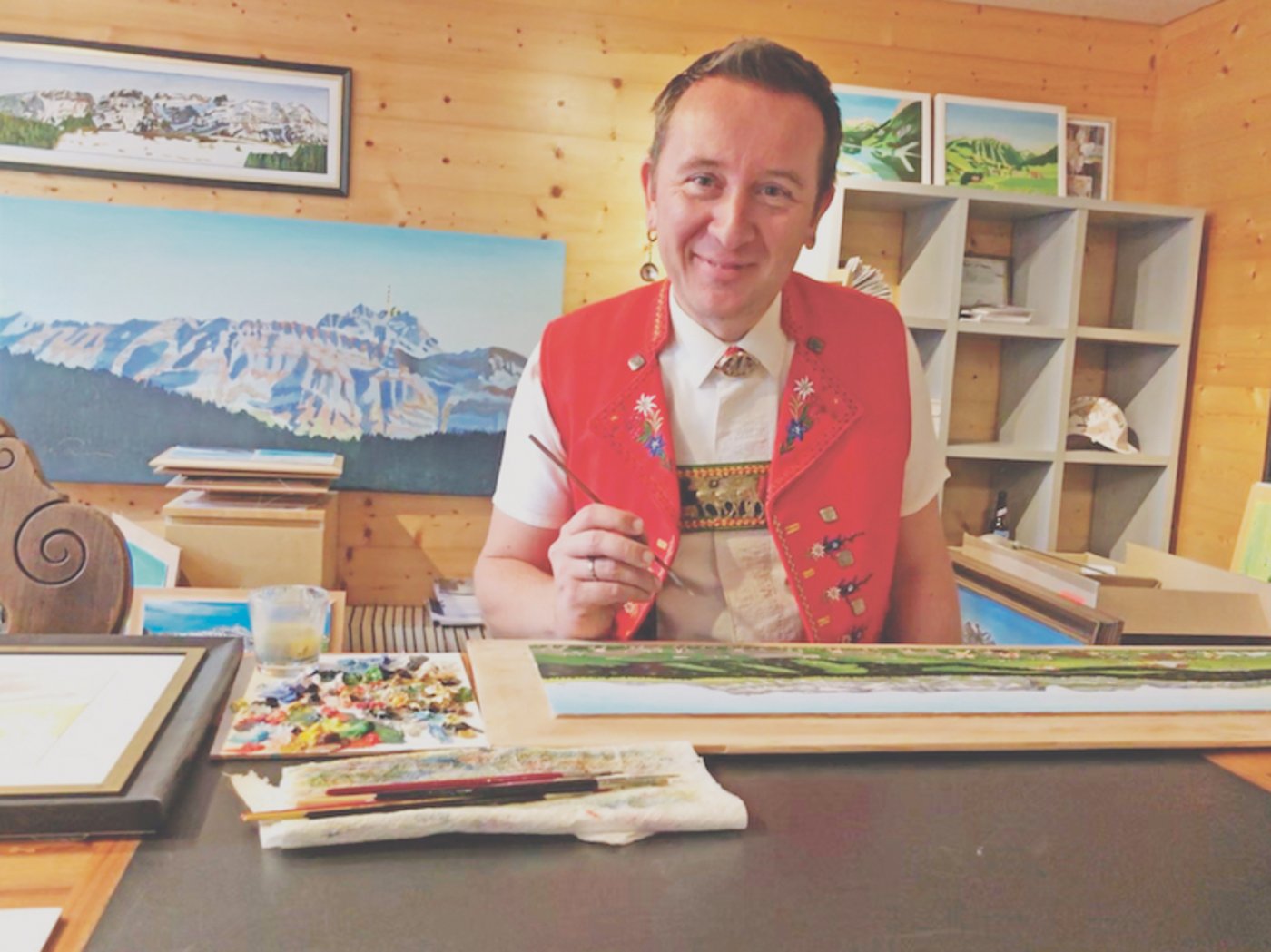 Der Künstler Marc Trachsler bei der Arbeit in seinem Atelier in Gonten, wo einige seiner Werke ausgestellt sind. (Bilder Alexandra Stückelberger)