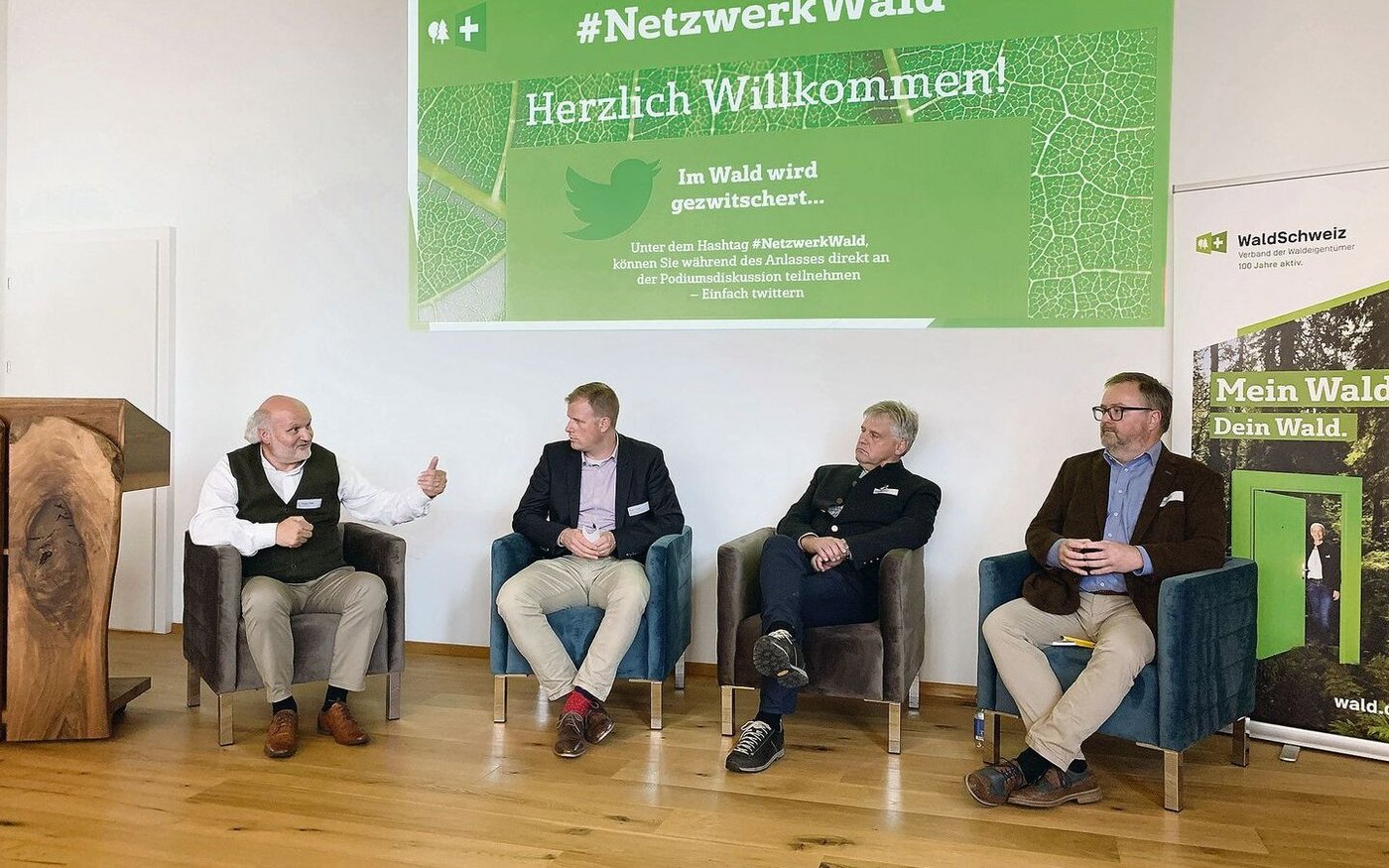 Podiumsdiskussion zu den Holzpreisen: (v. l. n. r.) Thomas Troger, Direktor Wald Schweiz, Moderator Florian Landolt, Ruedi Bachmann, Geschäftsführer Wald Zug, und Hansjörg Steiner, Präsident Holzbau Schweiz. 