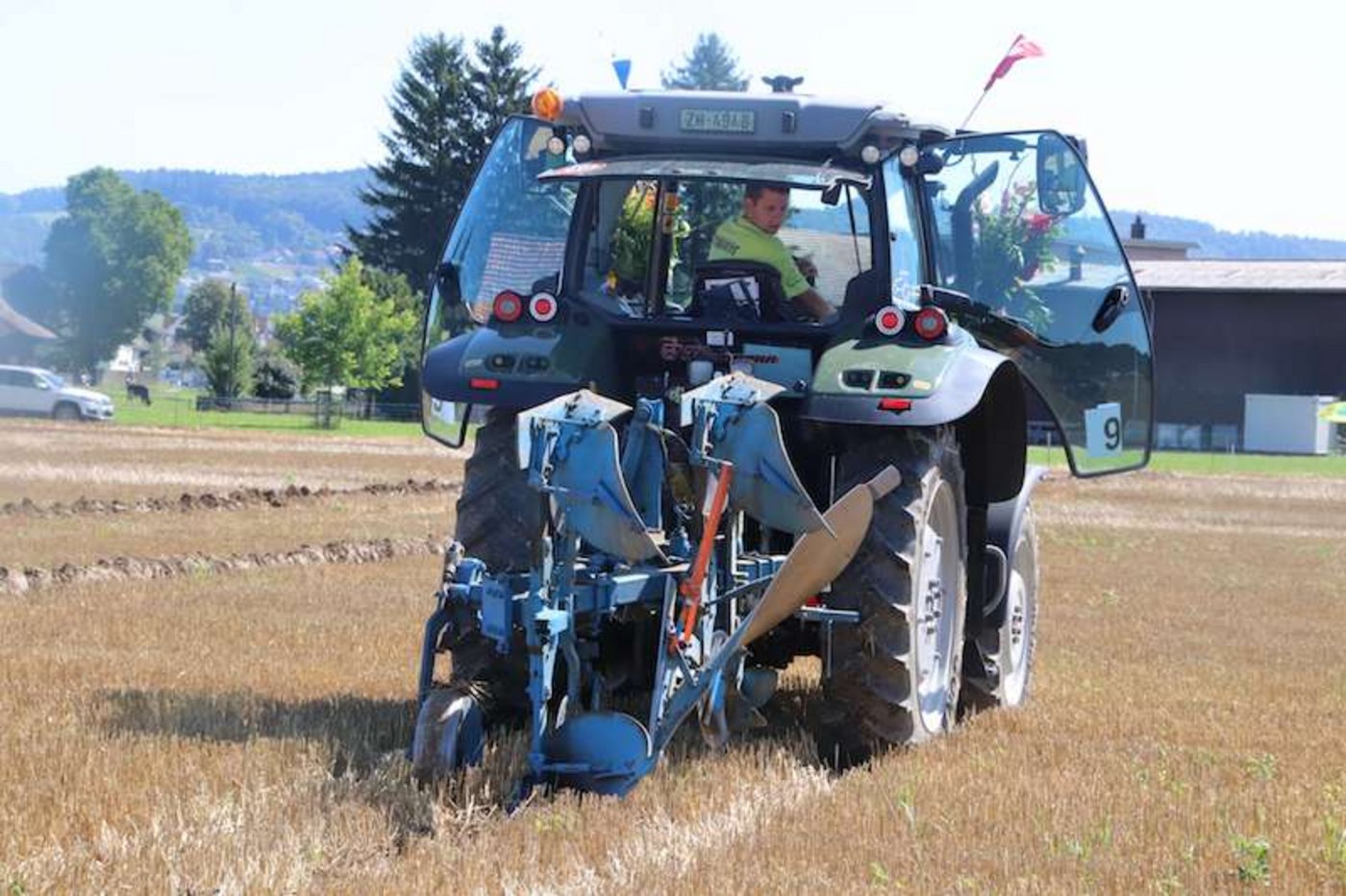 An den diesjährigen Schweizermeisterschaften im Pflügen in Bonau (TG) belegte Marco Angst den fünften Gesamtrang. (Bild RoMü)