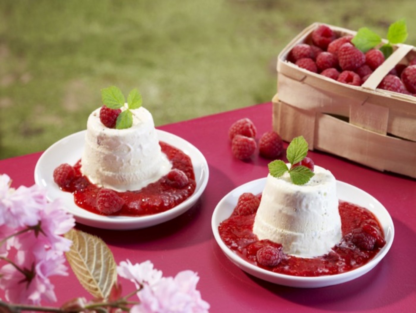 Crunchy-Parfait mit Holunder Himbeeren. (Bild Schweizer Obstverband)