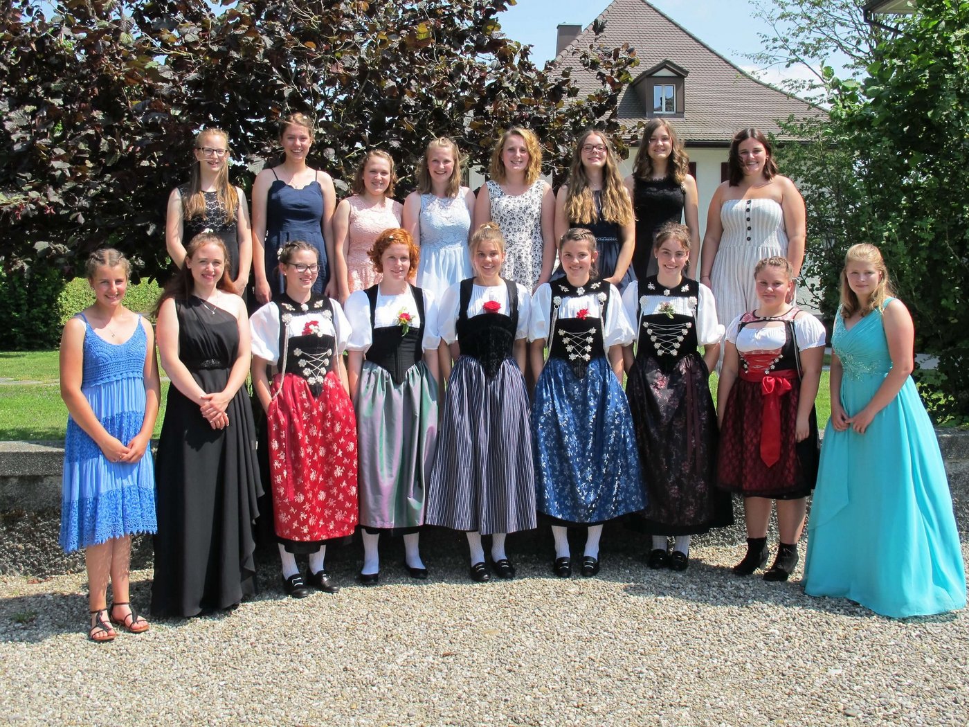 Die 17 jungen Frauen haben einen ersten Schritt in die Berufswelt gemacht. (Bilder zVg)