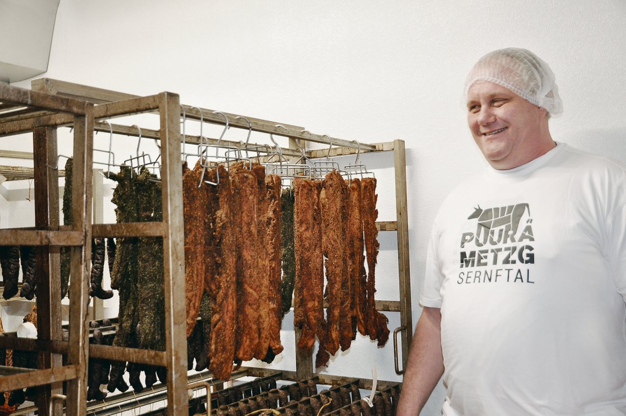 Wolf-Dietrich Henkel ist stolz auf seine ausschliesslich mit Glarner Fleisch produzierten Produkte.