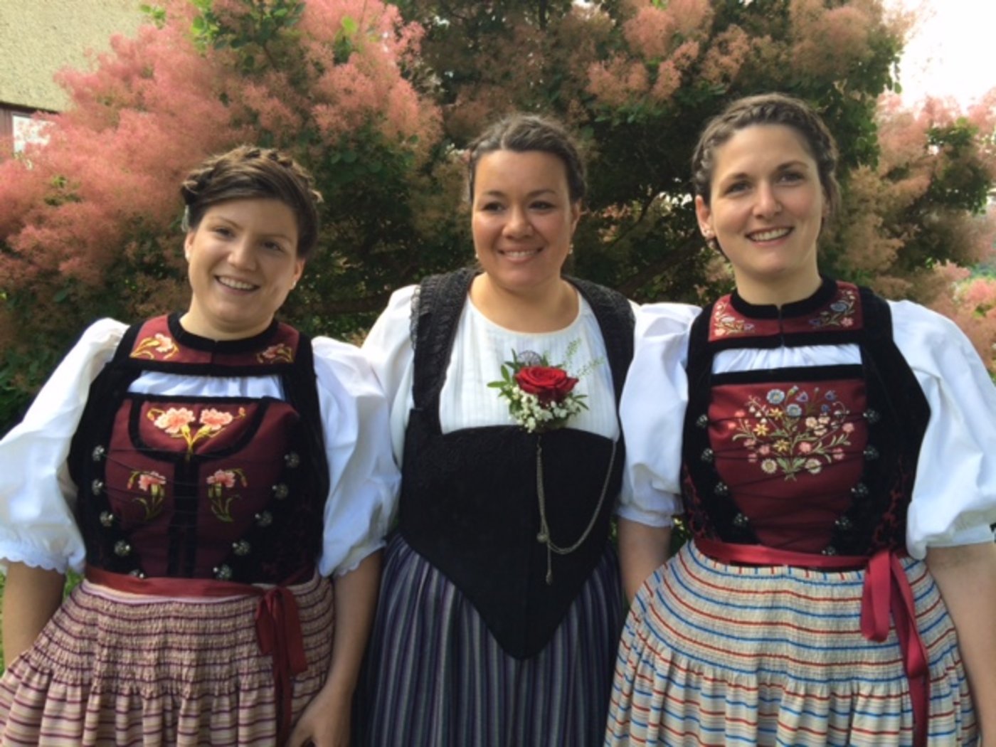 Solothurner Vertreterinnen Katja Borer, Randa Brunner (mit Bernertracht) und Corinne Dummermuth. (Bild akr)