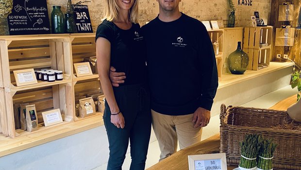 Sara und Patrick Guarisco scheuen sich nicht vor Herausforderungen Im Februar haben Sara (40) und Patrick (36) Guarisco ihren eigenen Hofladen eröffnet. Hier wird auch der biologisch angebaute Grünspargel verkauft. (Bild Bio-Hofwerk)