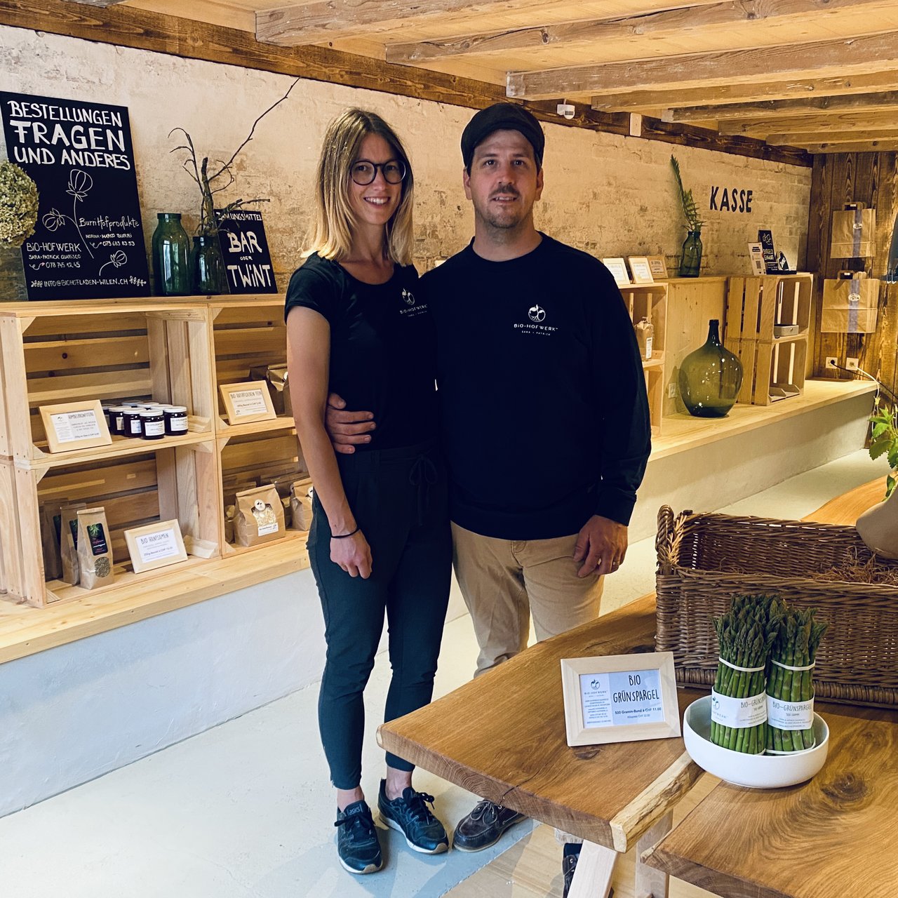 Im Februar haben Sara (40) und Patrick (36) Guarisco ihren eigenen Hofladen eröffnet. Hier wird auch der biologisch angebaute Grünspargel verkauft. (Bild Bio-Hofwerk)
