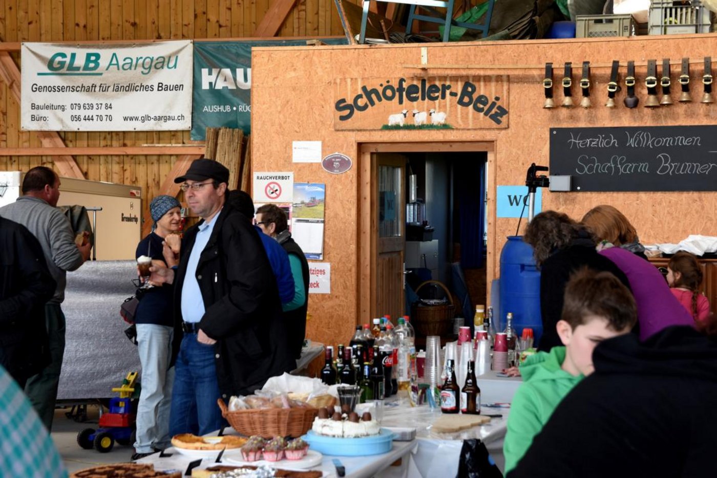 In der „Schöfeler-Beiz“ gibt es Getränke, Salate, hausgemachte Grillwürste, Kaffee, Kuchen und vieles mehr.