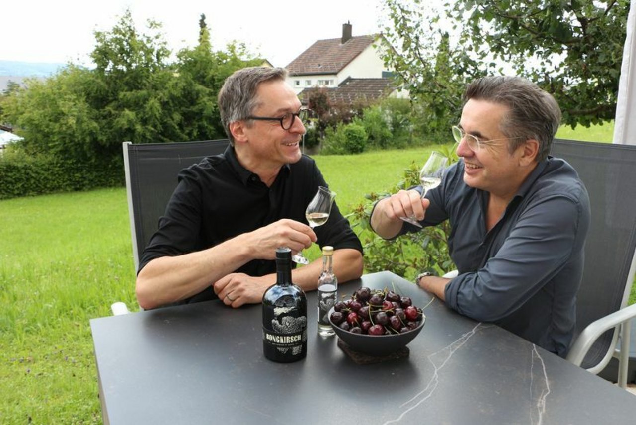 Patrick Zbinden und Hans-Georg Hildebrandt geniessen ihr handwerkliches Spitzenprodukt nach getaner Arbeit. (Bild lid/mf)