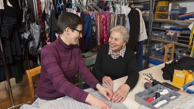Tochter Claudia und Mutter Annemarie Burri im Atelier der Trachtenstube in Bern. (Foto: Miriam Kolmann)