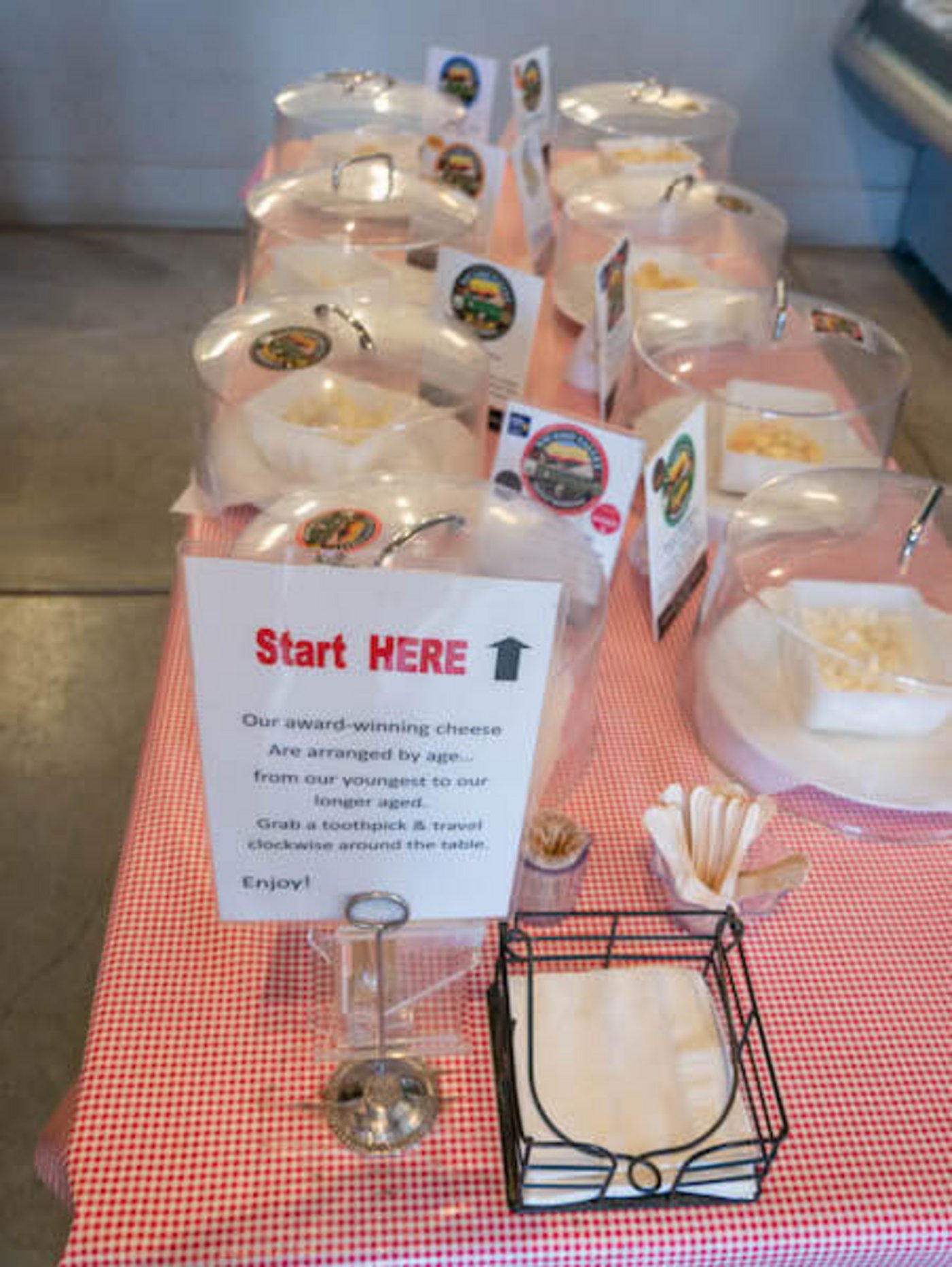 Die Shop-Kundschaft kann die Käse degustieren. (Bild lid)