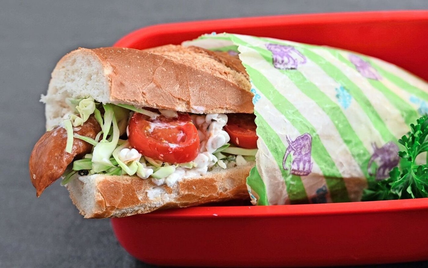 Der «heisse Hund» kann auch kalt gegessen werden. Mit Gemüse und Quarksauce ergänzt, schmeckt er besser als das Original.   