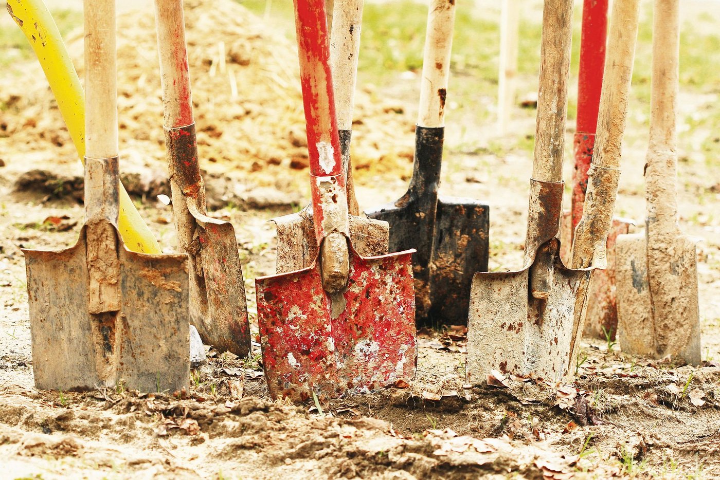 Statt am Stadt-Land-Graben zu schaufeln, investiert man seine Zeit besser in Gespräche und baut damit Vertrauen auf. Nur gemeinsam kommen Stadt und Land weiter. (Symbolbild Adobe Stock/Yevgeniy Zateychuk)