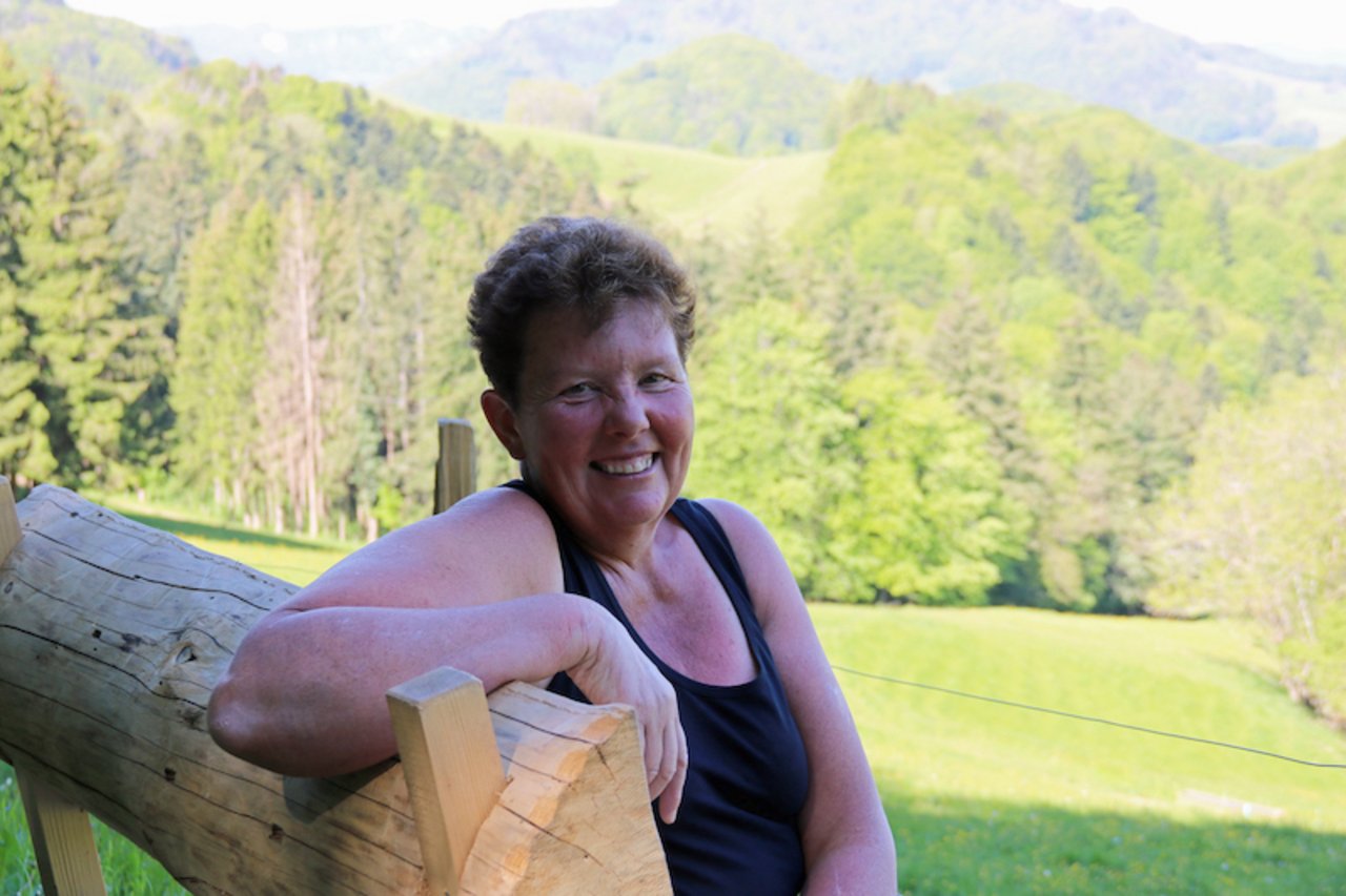 Bäuerin und Alphirtin Erika Rickenbacher sitzt gerne auf ihrer Bank auf der Oberbaselbieter Alp Zeglingen, abseits vom Lärm und dem geschäftigen Leben.