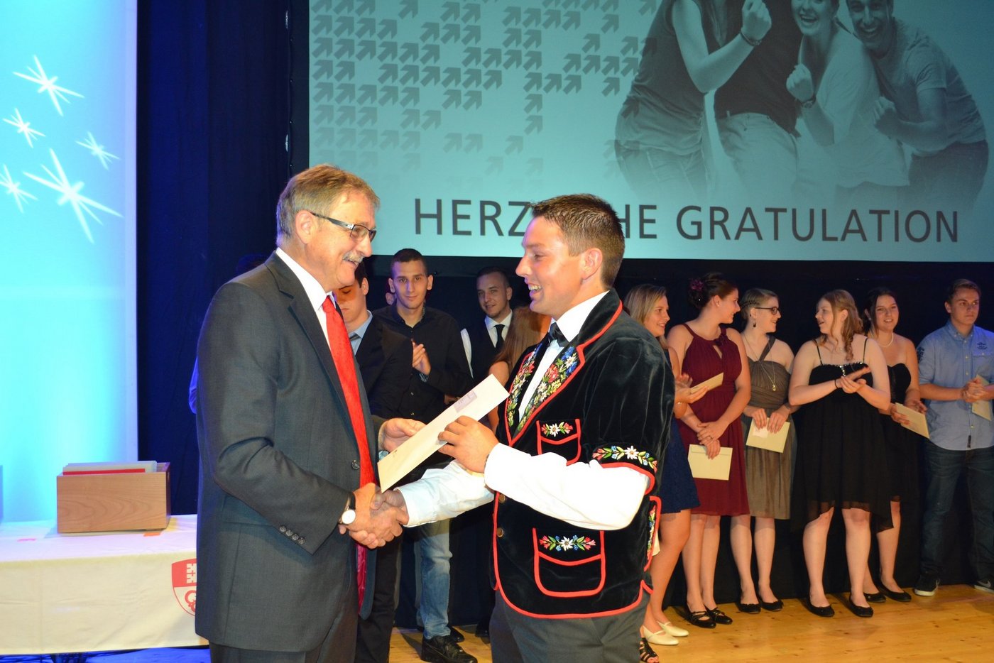 Regierungsrat Franz Enderli gratuliert Stefan Halter zum Spitzenresultat. (Bild Paul Küchler)