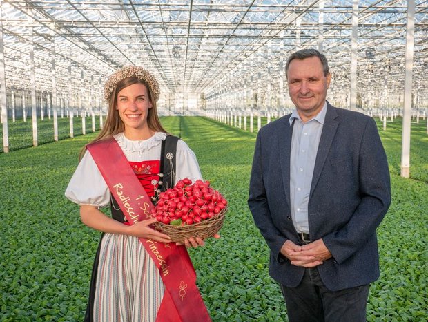 Werner Salzmann, neuer Präsident der Schweizer Gemüseproduzenten (VSGP), gratulierte Lisa Stoll persönlich zu ihrem neuen Amt der ersten Schweizer Radieschen-Prinzessin. (Bild David Eppenberger)