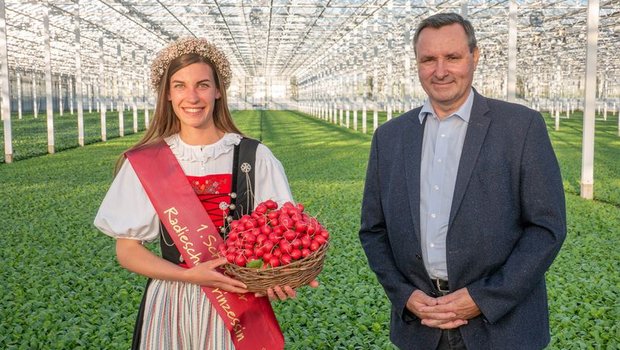 Werner Salzmann, neuer Präsident der Schweizer Gemüseproduzenten (VSGP), gratulierte Lisa Stoll persönlich zu ihrem neuen Amt der ersten Schweizer Radieschen-Prinzessin. (Bild David Eppenberger)