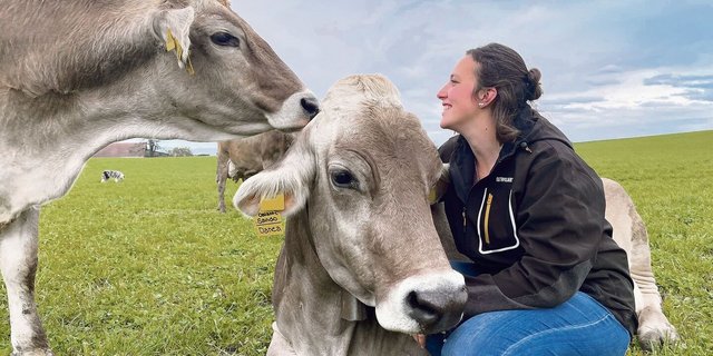 Julia Schmid auf der Galtviehweide mit «ihren» Kühen. Die junge Mutter ist Herdenmanagerin auf dem Betrieb ihrer Eltern.