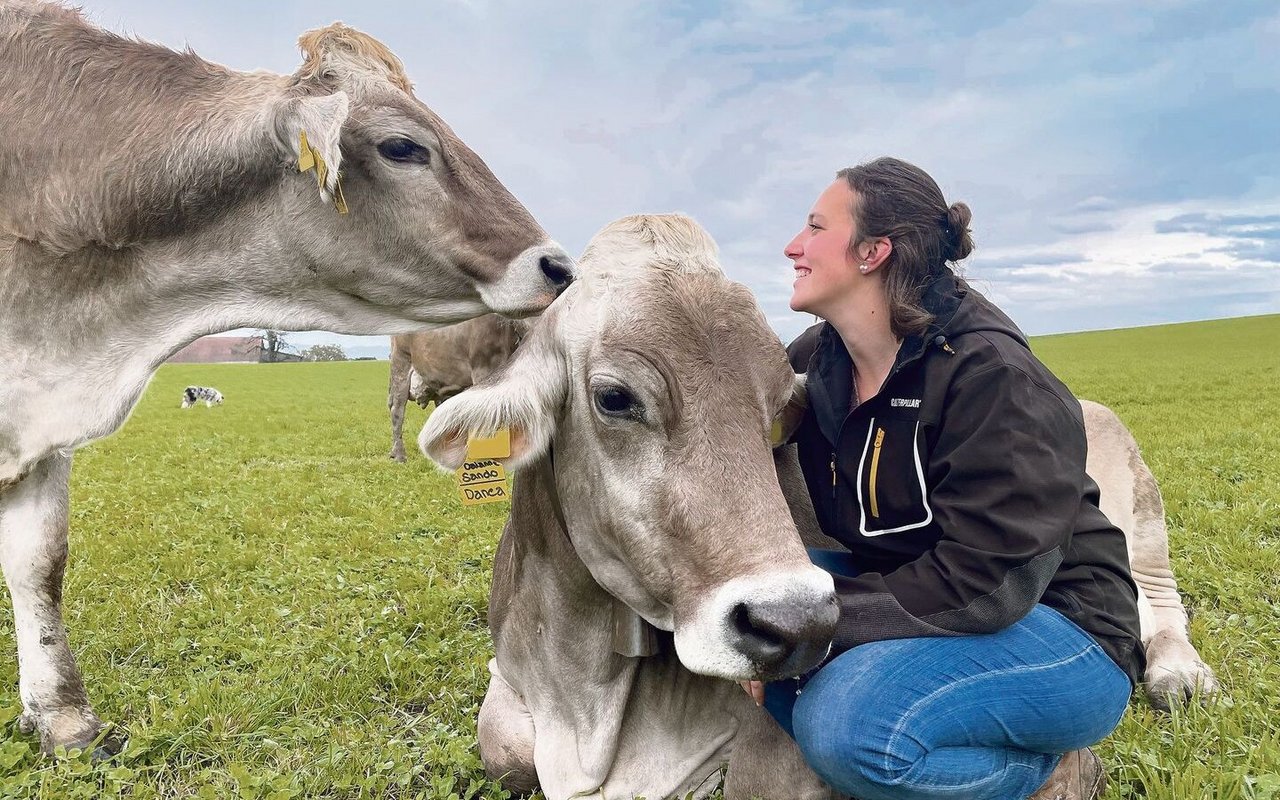 Julia Schmid auf der Galtviehweide mit «ihren» Kühen. Die junge Mutter ist Herdenmanagerin auf dem Betrieb ihrer Eltern.