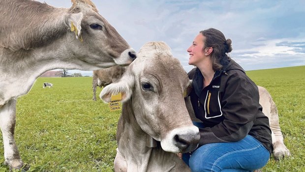 Julia Schmid auf der Galtviehweide mit «ihren» Kühen. Die junge Mutter ist Herdenmanagerin auf dem Betrieb ihrer Eltern.